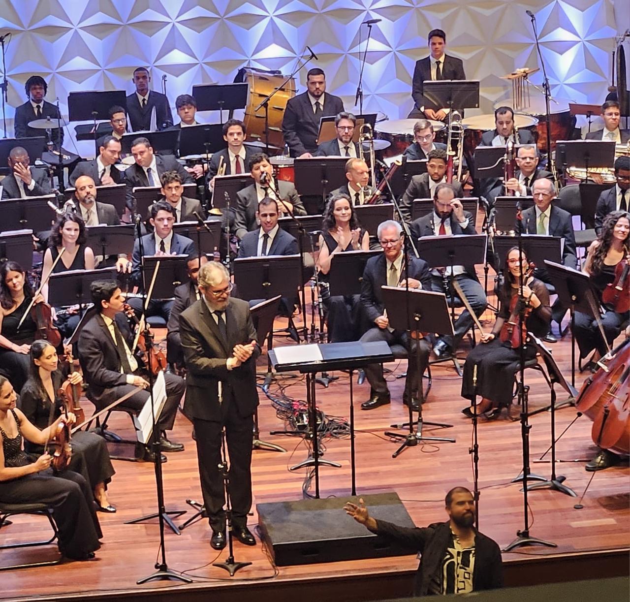 Pedro agradece à orquestra ao fim da estreia