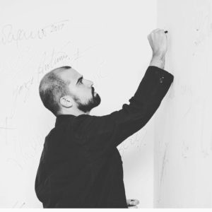 Pedro escrevendo no quadro em aula